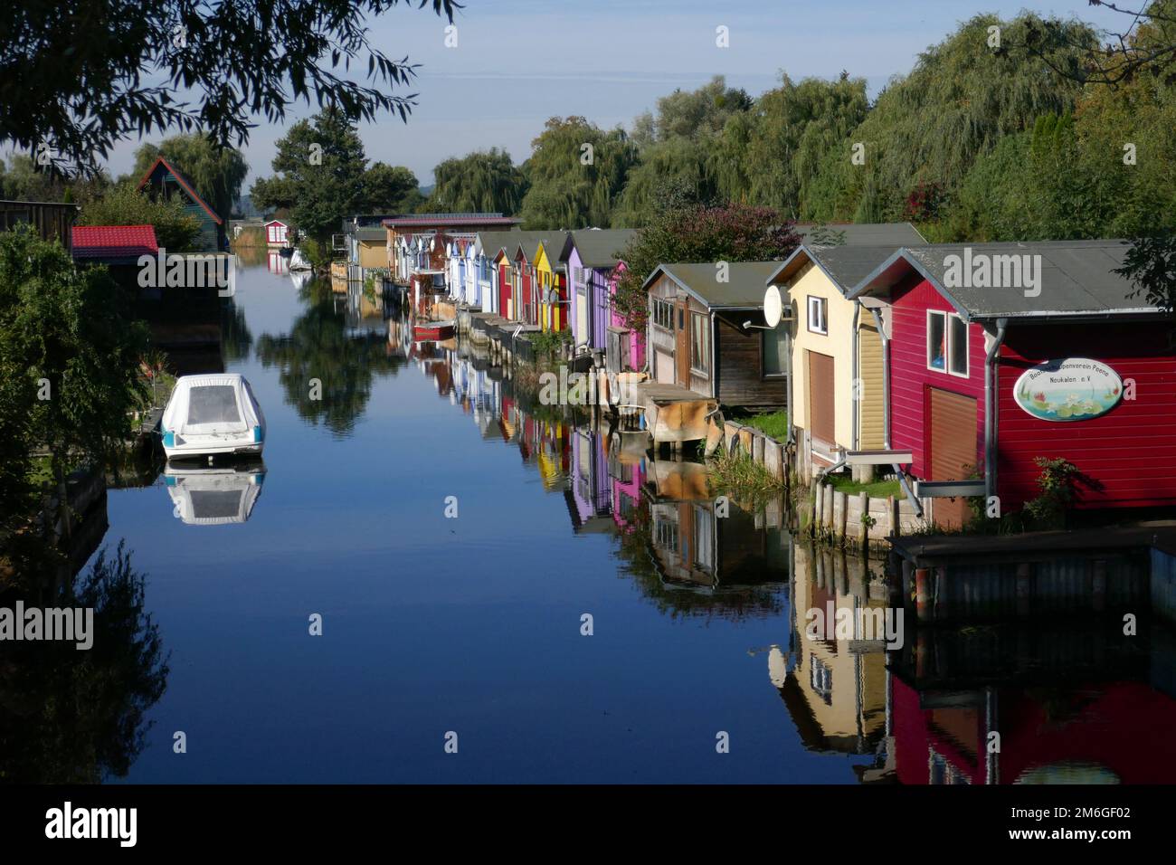 Boathouses sul Peene in Neukalen Foto Stock