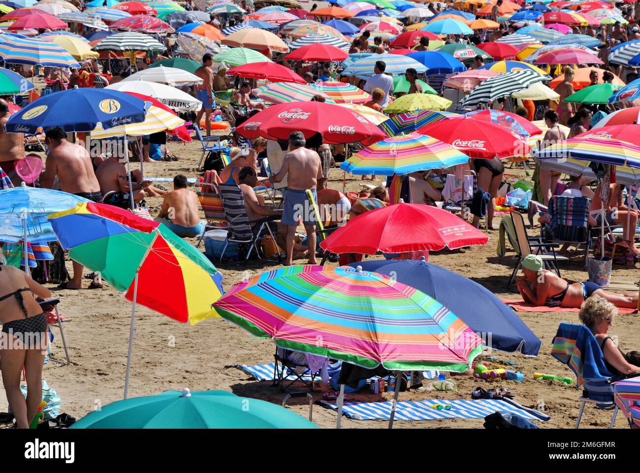 Spiaggia estiva sovraffollata a Benicarlo, Castellon - Spagna Foto Stock