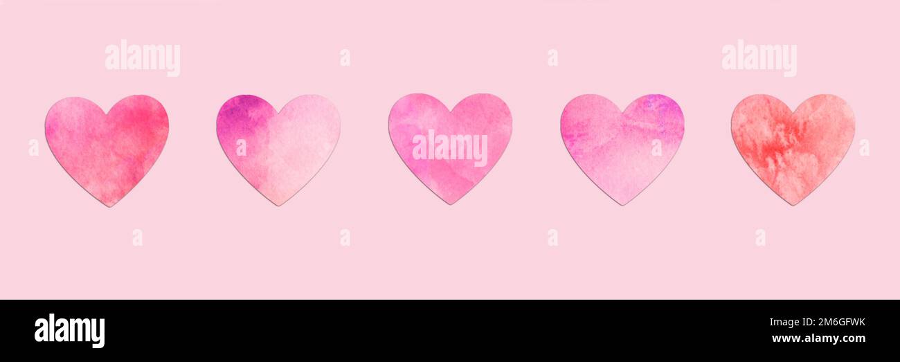 Cuori di carta allineati su sfondo panoramico rosa, banner Web per San Valentino minimo Foto Stock