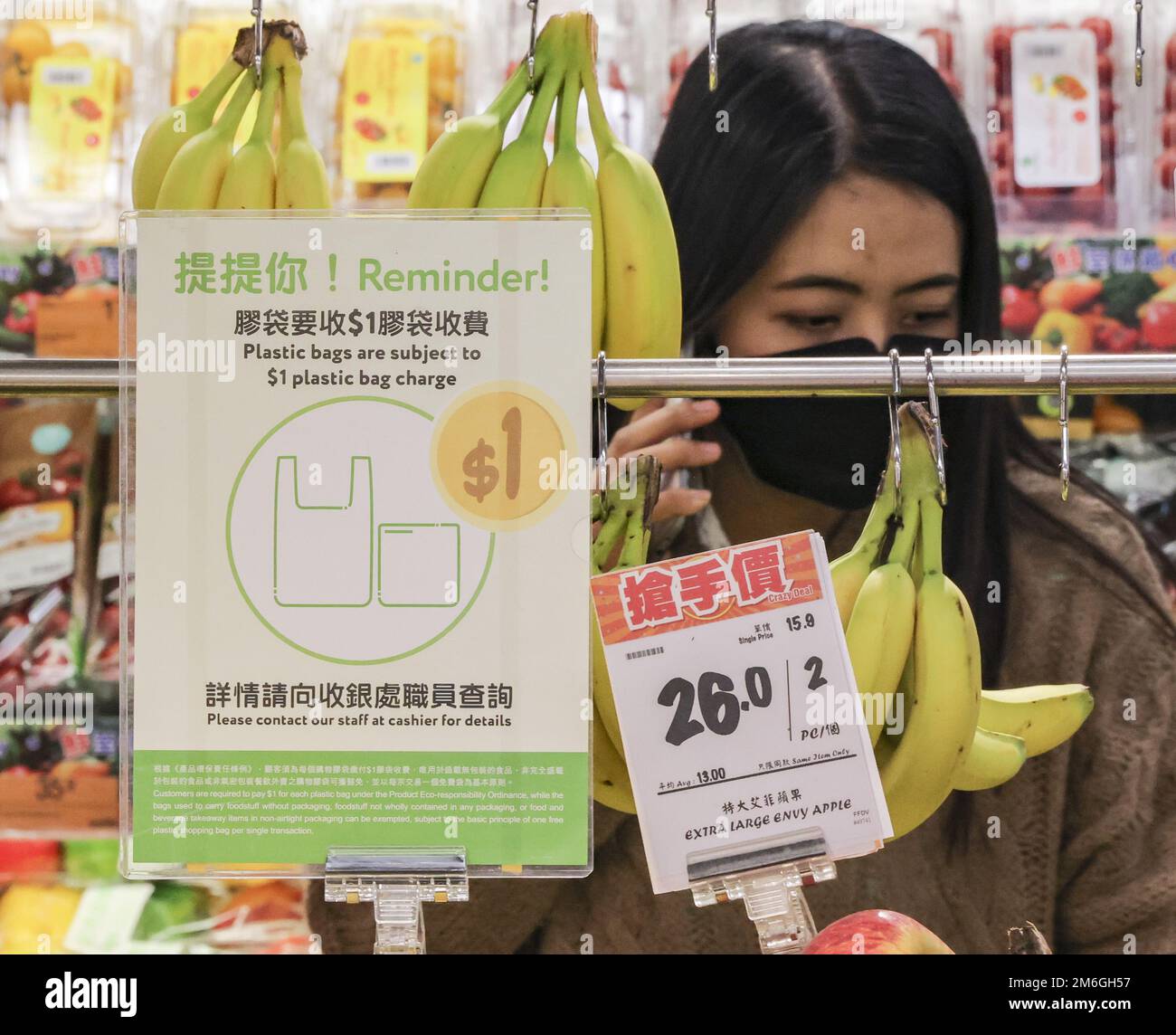 Hongkongers a pagare HK $ 1 per ogni sacchetto di plastica presso i supermercati il giorno di oggi (31Dec2022) in primo aumento in 13 anni. Le persone addebitate al momento del check-out se vogliono un sacchetto di plastica per articoli refrigerati o congelati, ma non dovranno pagare per uno usato per cibo da asporto o per prodotti freschi sfusi. Nella foto c'è un supermercato a Causeway Bay. 31DEC22 SCMP / Jelly TSE Foto Stock