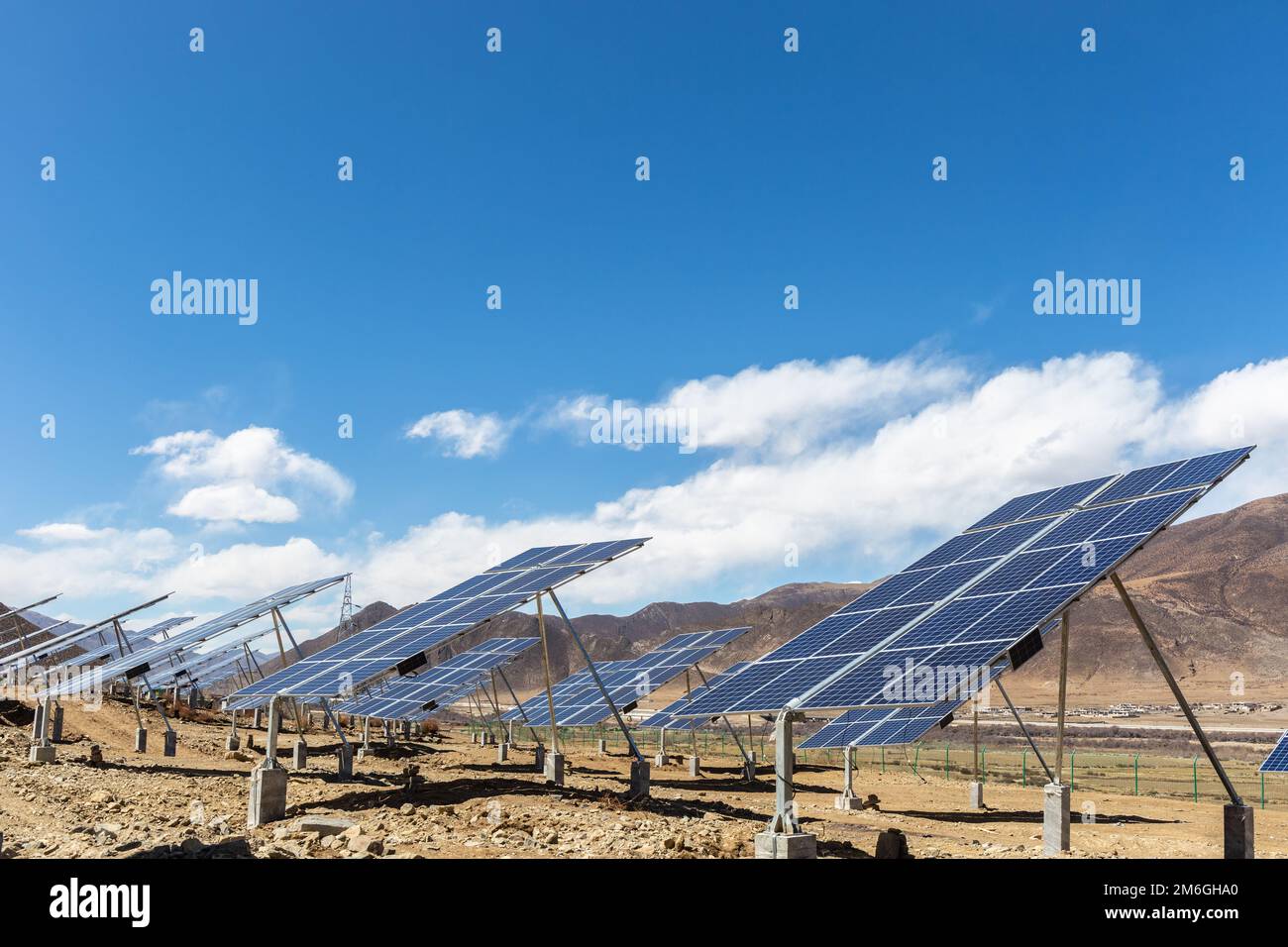 Impianto di energia solare su altopiano contro un cielo blu Foto Stock
