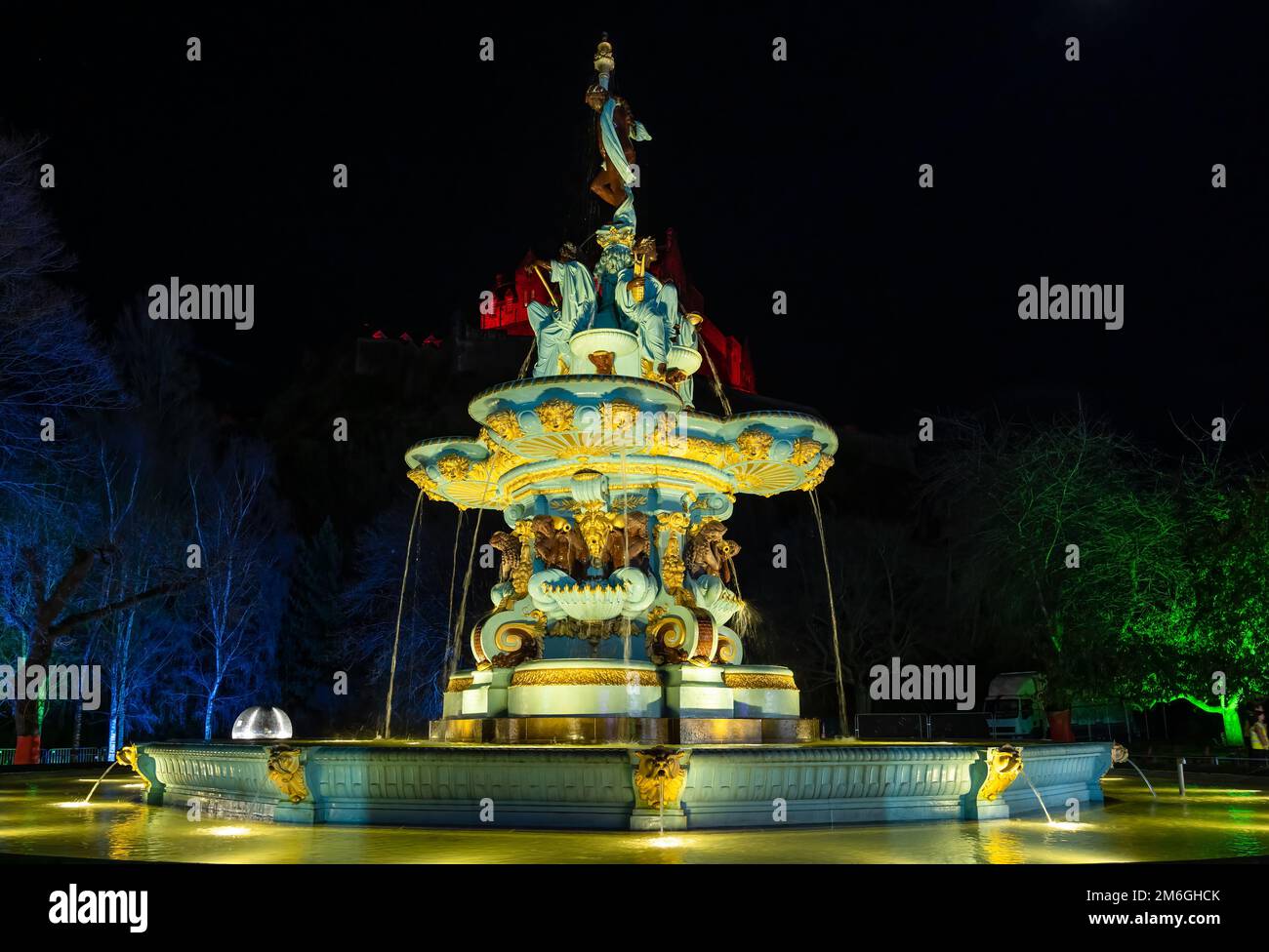 Fontana vittoriana Ross decorata di notte con lo sfondo del Castello di Edimburgo, Scozia, Regno Unito Foto Stock