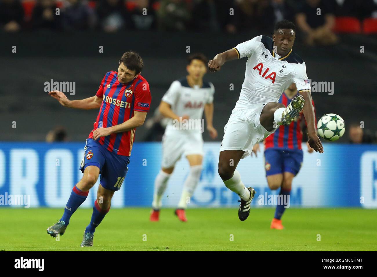 Victor Wanyama di Tottenham Hotspur e Alan Dzagoev di CSKA Mosca - Tottenham Hotspur / CSKA Mosca, UEFA Champions League, Wembley Stadium, Londra - 7th dicembre 2016. Foto Stock