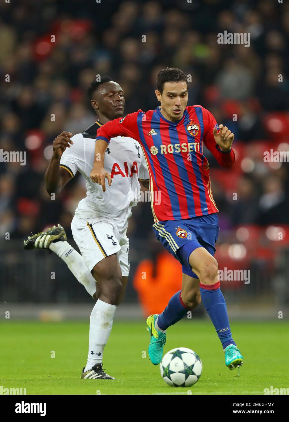 Georgi Milanov di CSKA Mosca scoppia oltre Victor Wanyama di Tottenham Hotspur - Tottenham Hotspur v CSKA Mosca, UEFA Champions League, Wembley Stadium, Londra - 7th dicembre 2016. Foto Stock