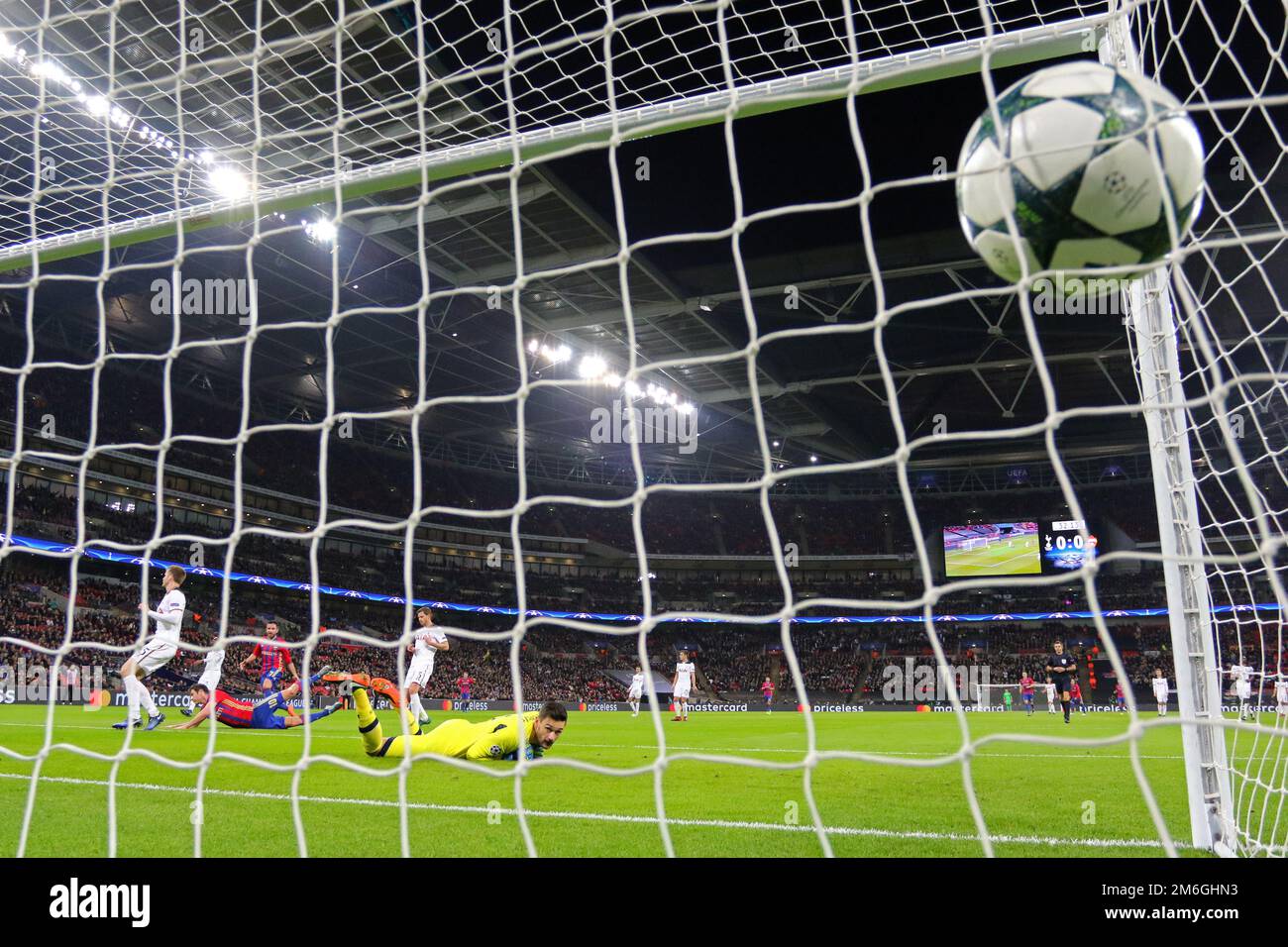 Hugo Lloris di Tottenham Hotspur guarda su come è battuto da Alan Dzagoev di CSKA Mosca, facendo a 0-1 - Tottenham Hotspur contro CSKA Mosca, UEFA Champions League, Wembley Stadium, Londra - 7th dicembre 2016. Foto Stock