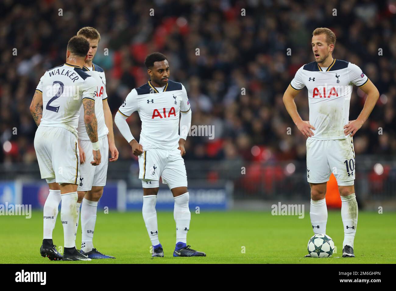 I giocatori di Tottenham Hotspur guardano su - Tottenham Hotspur v CSKA Moscow, UEFA Champions League, Wembley Stadium, Londra - 7th dicembre 2016. Foto Stock