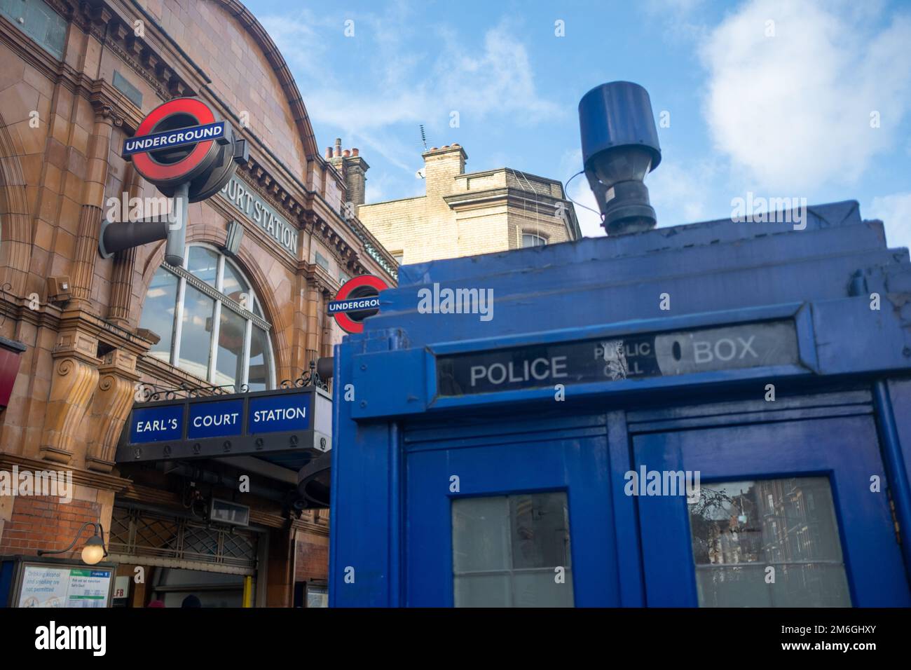 Londra - Dicembre 2022: Stazione di Earls Court a Kensington, nel sud-ovest di Londra Foto Stock