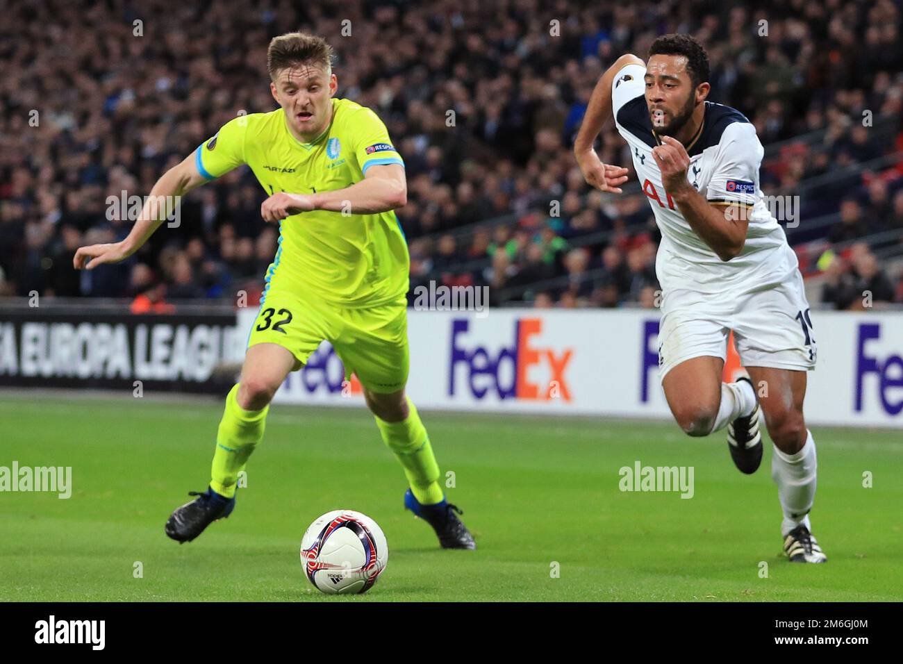 Mousa Dembele di Tottenham Hotspur compete con Thomas Foket di KAA Gent- Tottenham Hotspur contro KAA Gent, UEFA Europa League, turno di 32, seconda tappa, Stadio di Wembley, Londra - 23rd febbraio 2017. Foto Stock