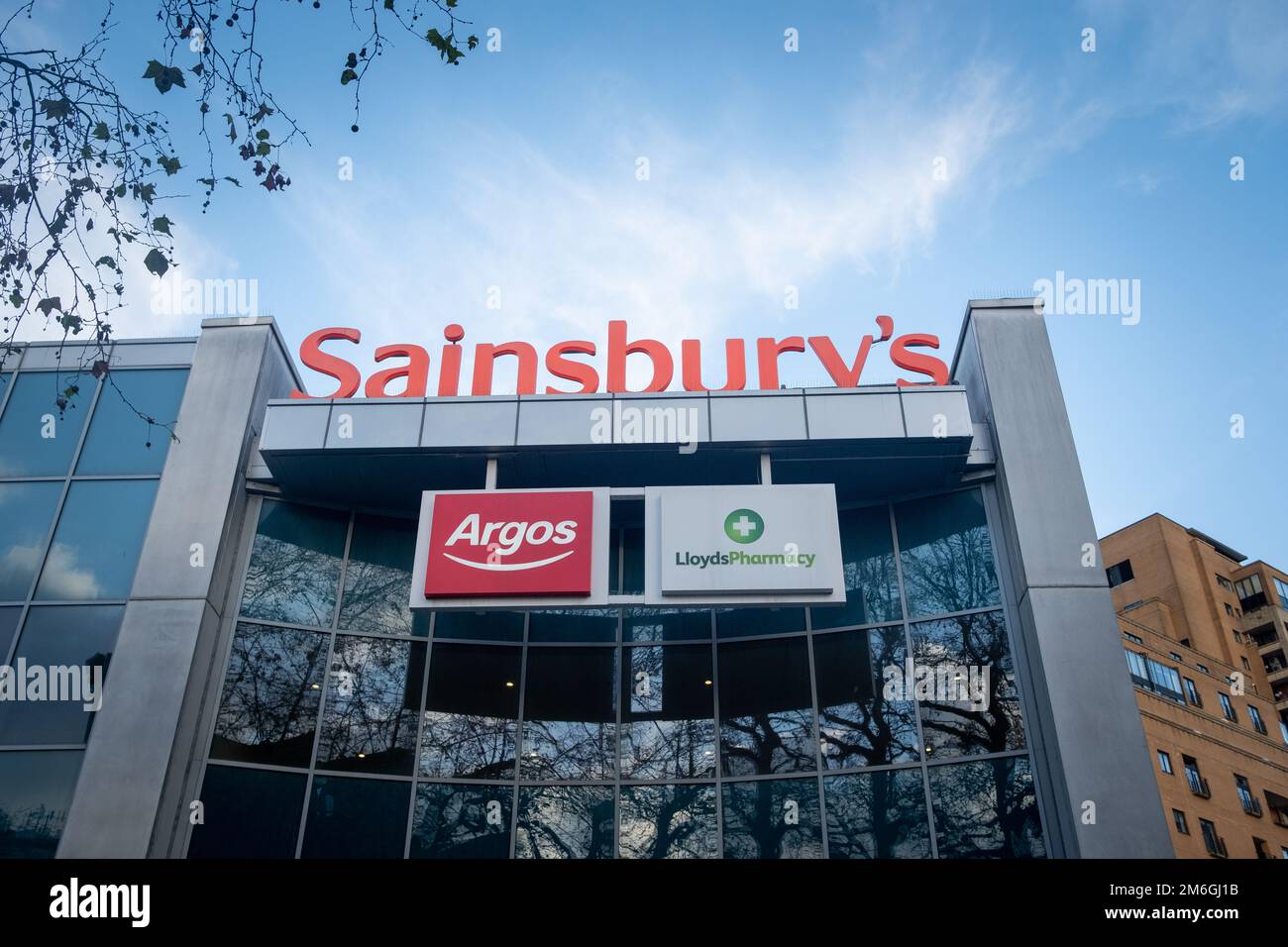 Londra - Dicembre 2022: Supermercato Sainsburys con farmacia Argos e Lloyds all'interno. Foto Stock