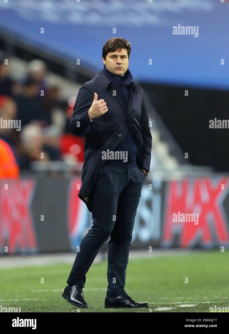 Direttore di Tottenham Hotspur, Mauricio Pochettino dà il pollice in su - Tottenham Hotspur v CSKA Mosca, UEFA Champions League, Wembley Stadium, Londra - 7th dicembre 2016. Foto Stock