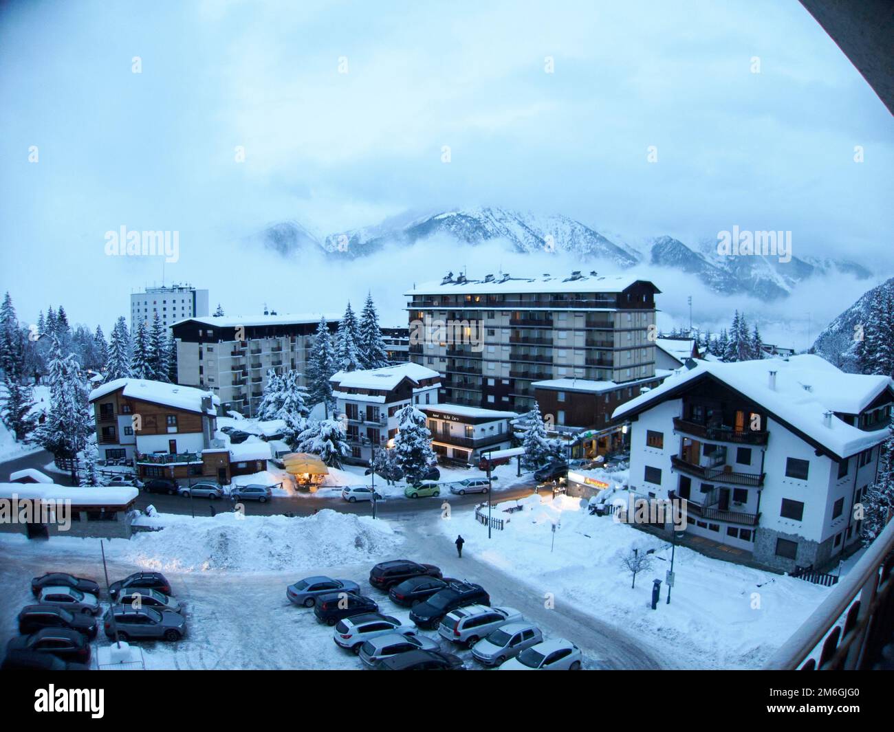 Vista sulla città montana di Sauze d'Oulx in Italia Foto Stock