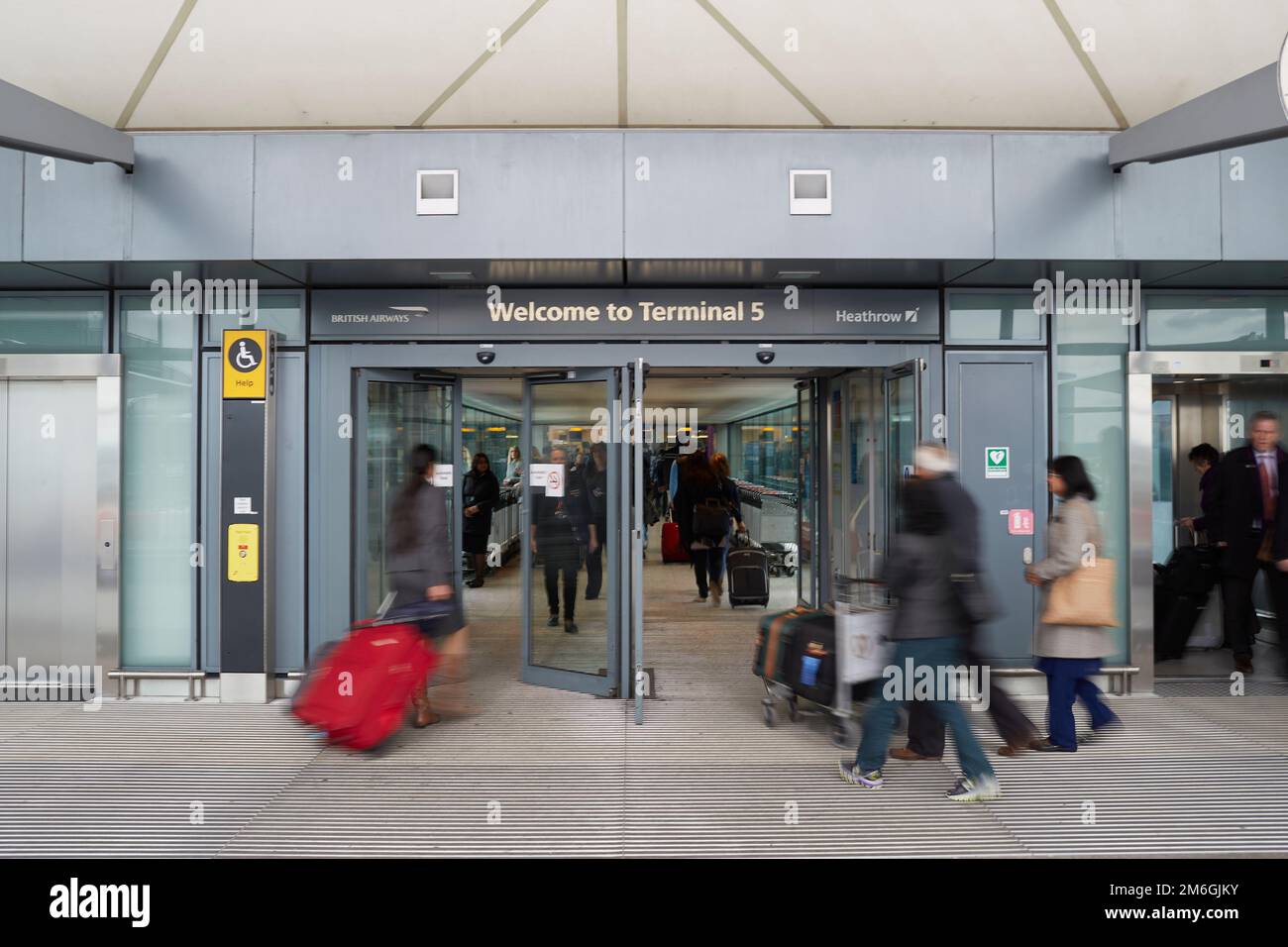 I viaggiatori si spostano attraverso il Terminal 5 dell'Aeroporto di Heathrow a Londra Foto Stock