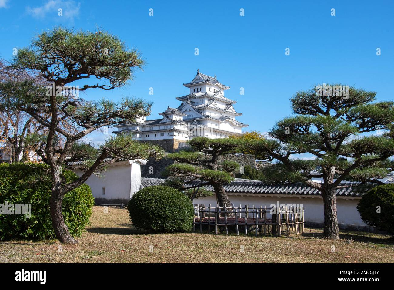 Vista panoramica della torre principale del Castello di Himeji sulla collina Foto Stock