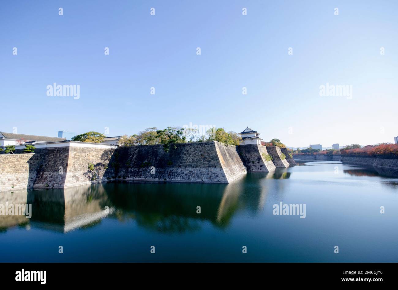 Fortificazione e acqua di fossato intorno al Castello di Osaka per protezione Foto Stock