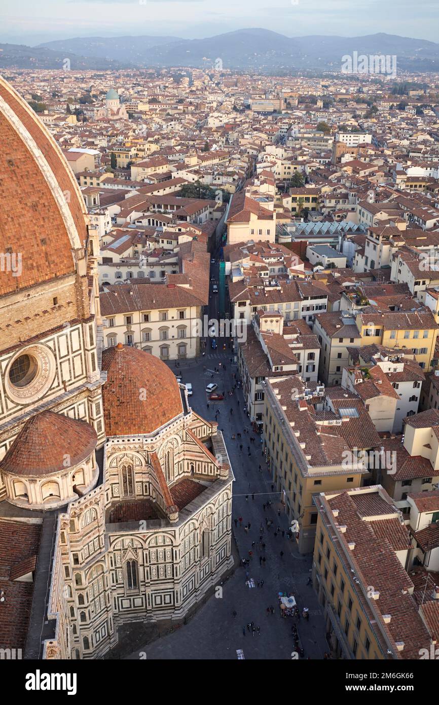 Una vista di Firenze dall'alto al tramonto Foto Stock