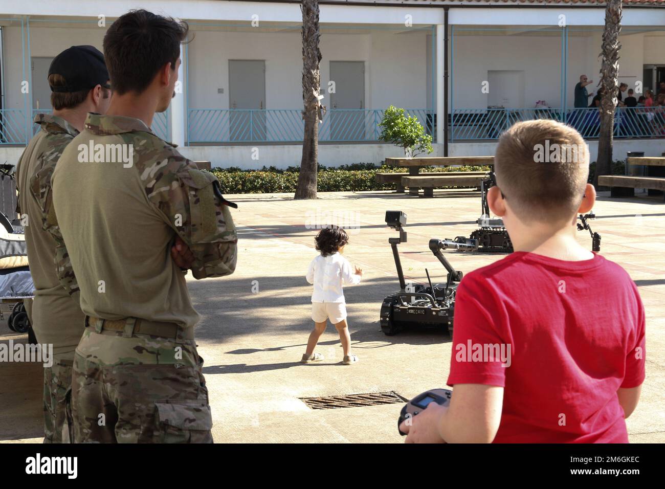 STAZIONE NAVALE ROTA, Spagna (27 aprile 2022) – i marinai della EODMU (Explosive Ordnance Disposal Mobile Unit) 8 istruiscono i bambini su come utilizzare i loro robot durante la seconda edizione annuale DI STEAM Expo e Family Night tenutasi presso il campus della Rota Elementary School, il 27 aprile 2022. L'evento ha presentato le applicazioni DEL VAPORE – scienza, tecnologia, ingegneria, arte e matematica – attraverso presentazioni e mostre della comunità. Foto Stock