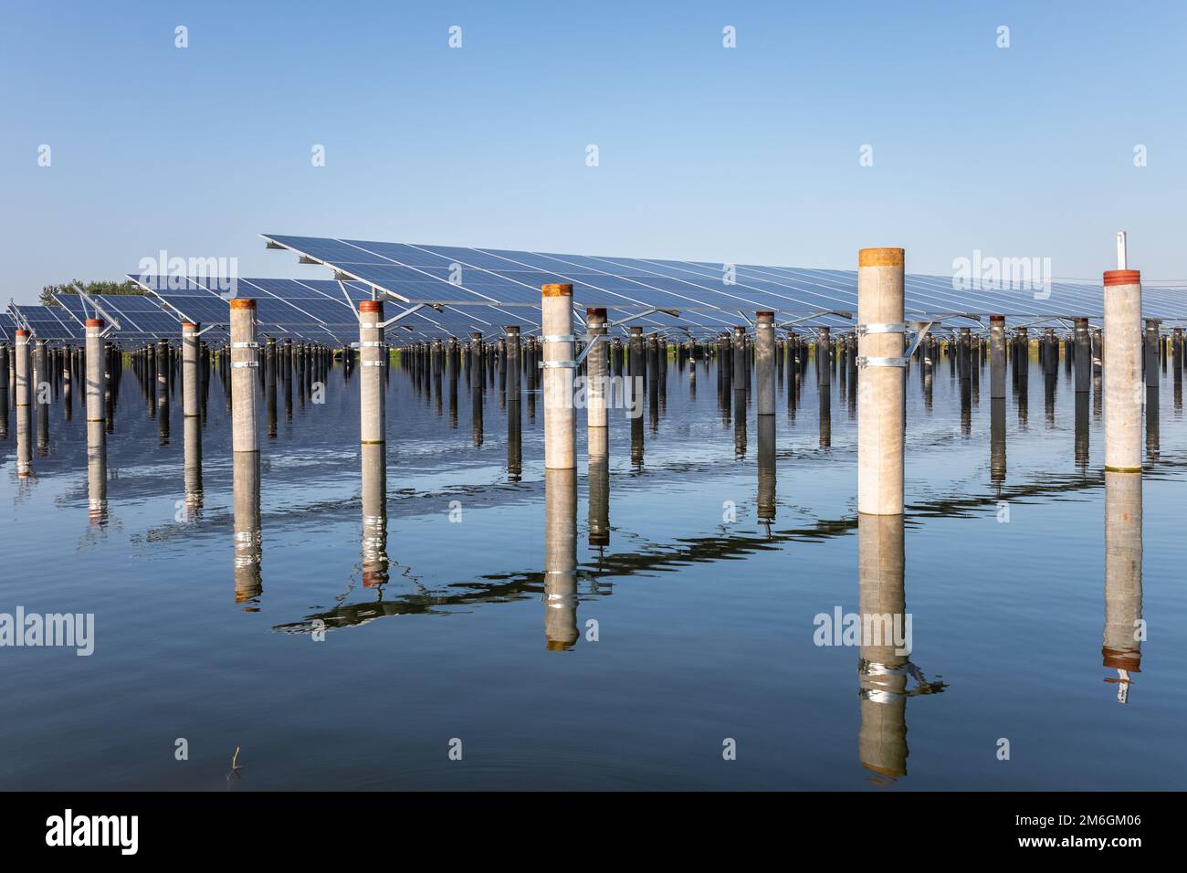 Pannelli solari e colonne di cemento sul laghetto dei pesci Foto Stock
