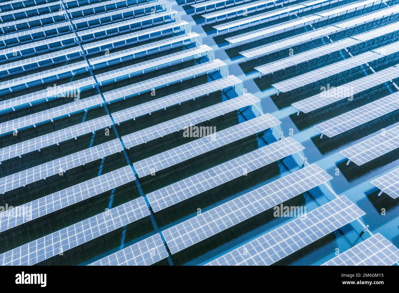 Pannelli solari su superficie di acqua blu Foto Stock