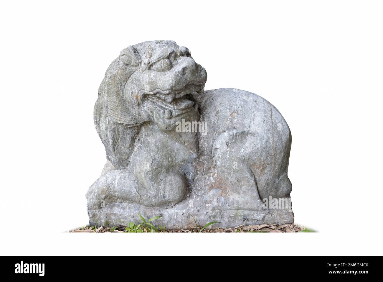 Affascinante ingenuo leone di pietra isolato Foto Stock