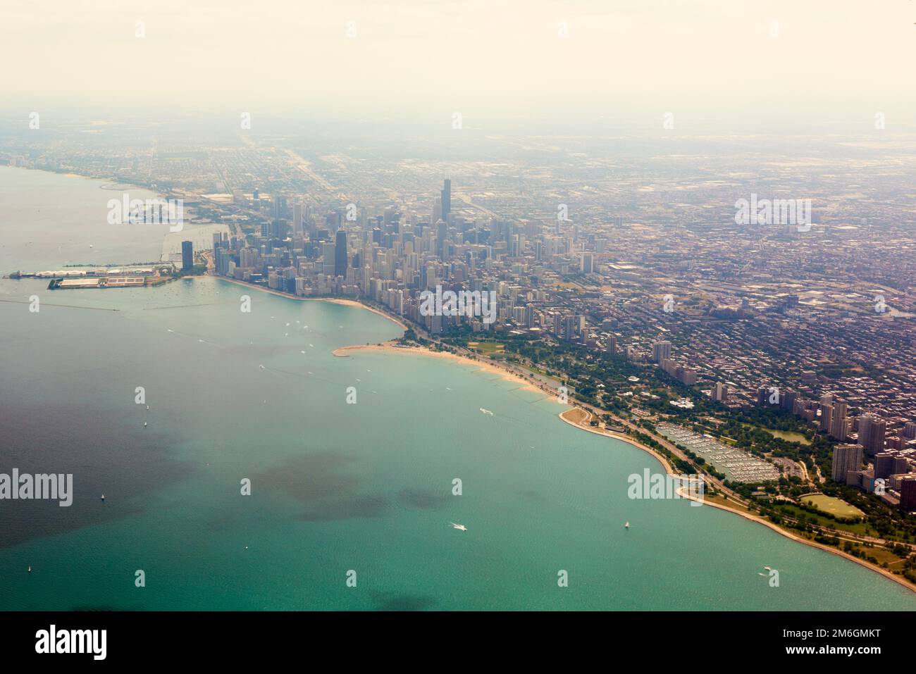 Una vista dello skyline di Chicago visto dall'aria in volo che arriva a terra a o'Hare Foto Stock