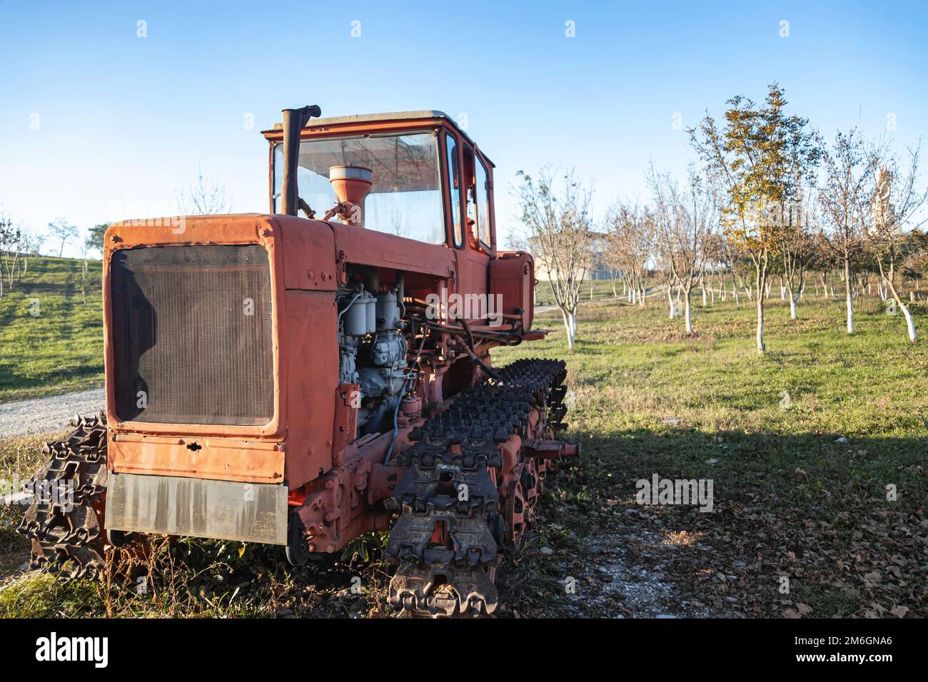 Un vecchio trattore cingolato rosso agricolo fabbricato in URSS Foto Stock