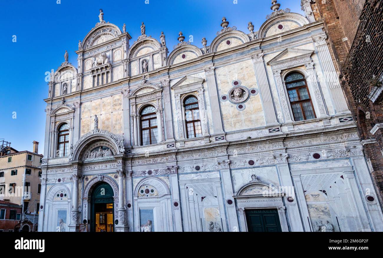 Scuola Grande di San Marco al tramonto durante l'inverno 2022 Foto Stock