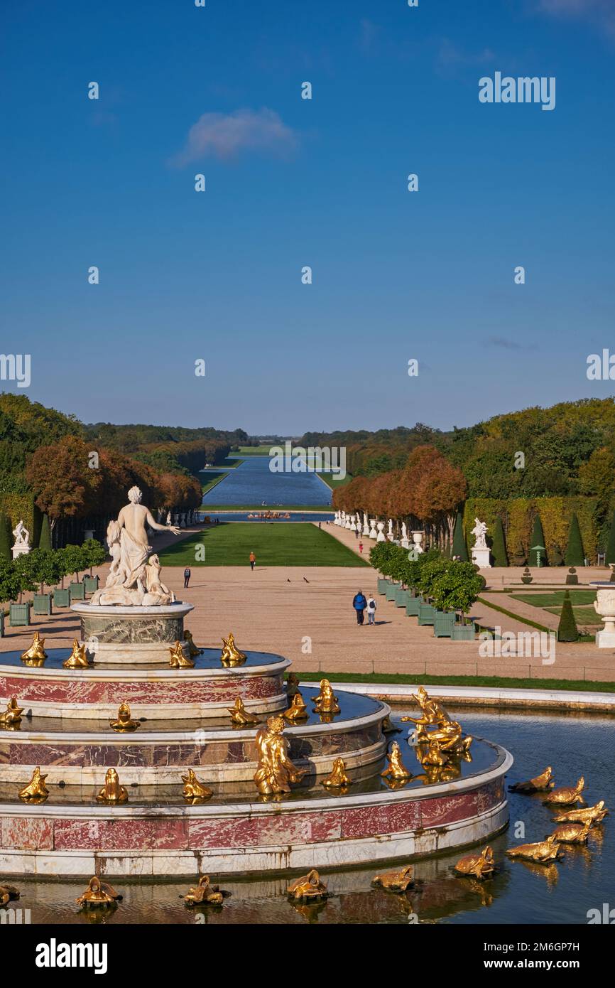 Bassin de Latone - Fontana d'acqua barocca negli enormi Giardini del Palazzo di Versailles (Chateau de Versailles) vicino a Parigi, Francia. M Foto Stock