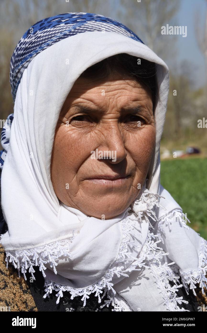 Volti di Turchia: Donna in tradizionale sciarpa capo Foto Stock