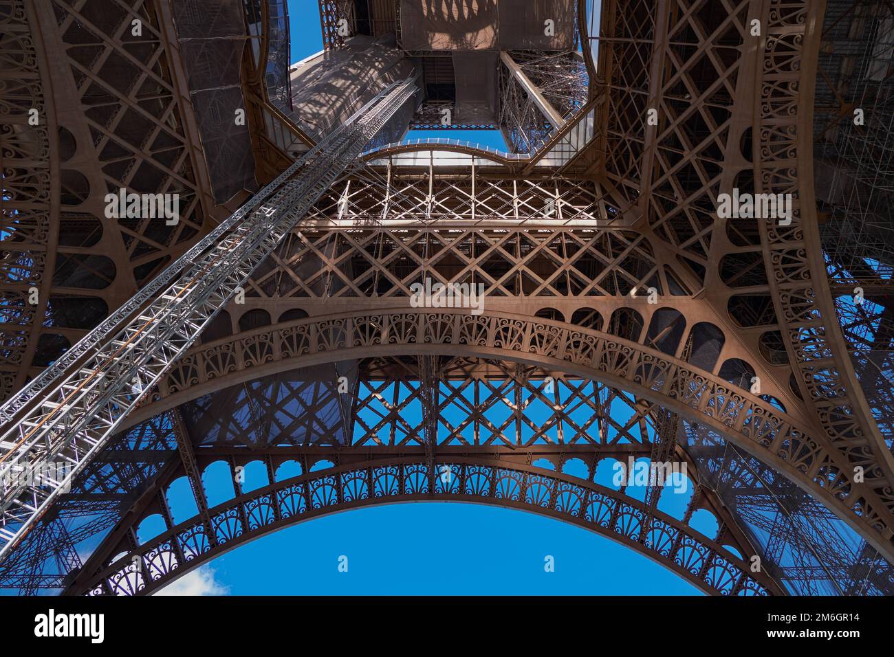 L'iconica e famosa Torre Eiffel - Vista dal basso - Parigi, Francia Foto Stock