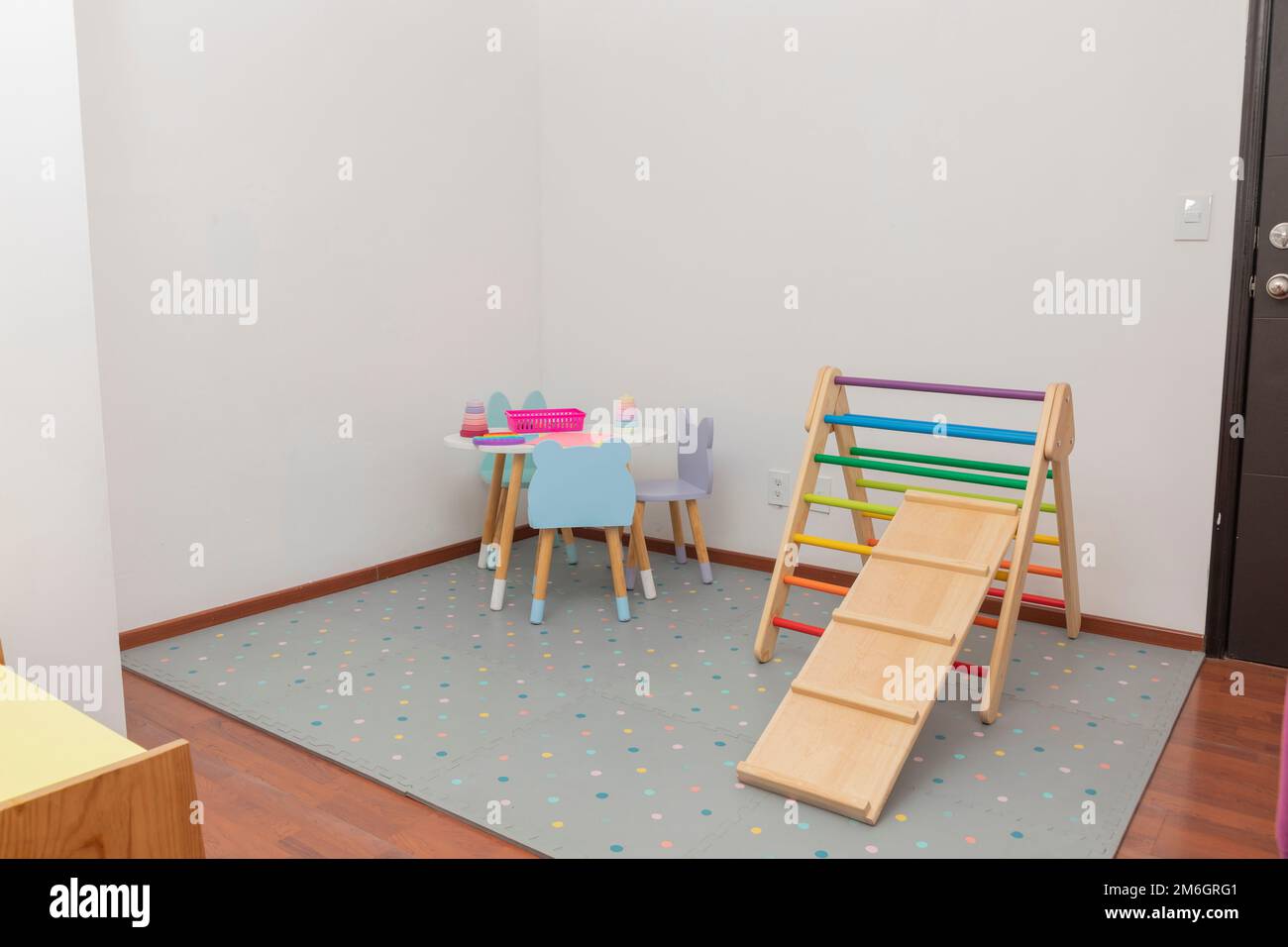 sala giochi in ufficio pediatrico con giochi e tavolo didattico per bambini. Foto Stock