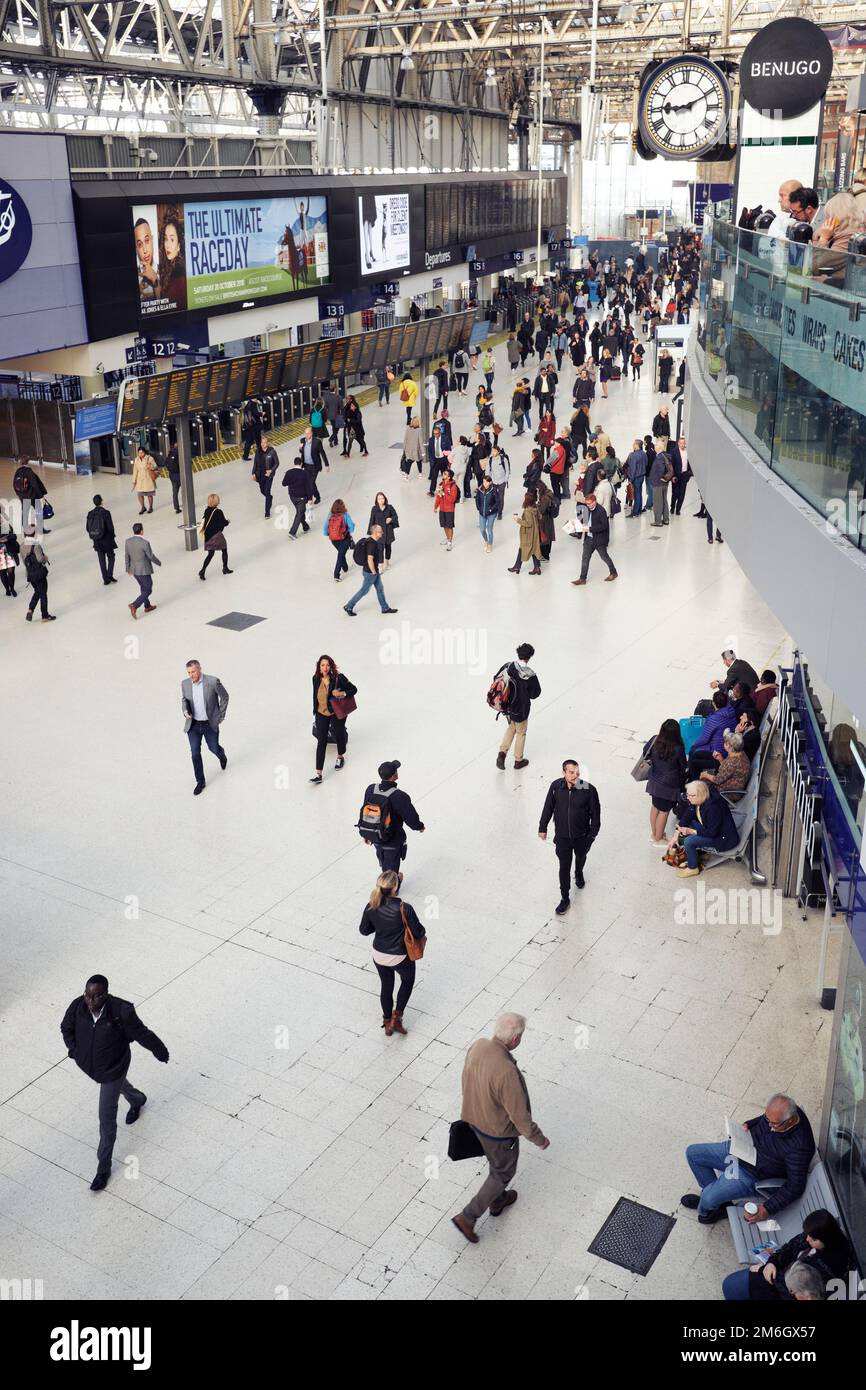 I viaggiatori camminano attraverso l'atrio della stazione ferroviaria di Waterloo Foto Stock