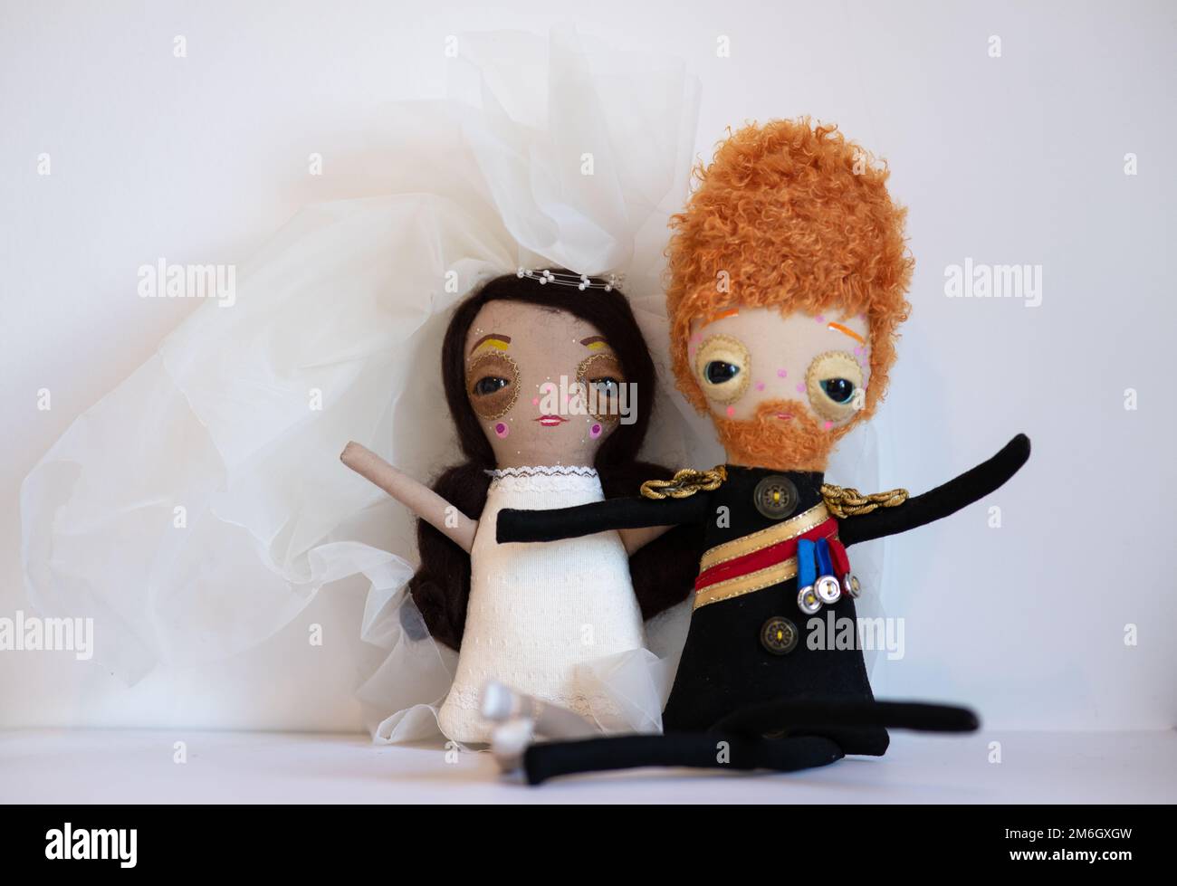 Bambole del principe Harry e Meghan Markle fatte a mano. Creato da un artista dell'East London per celebrare il matrimonio delle coppie il 19 maggio 2018. Foto Stock