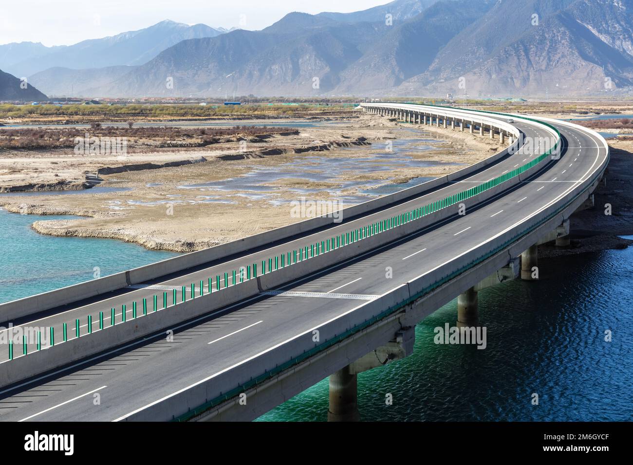 Autostrada e ponte nell'altopiano tibetano Foto Stock