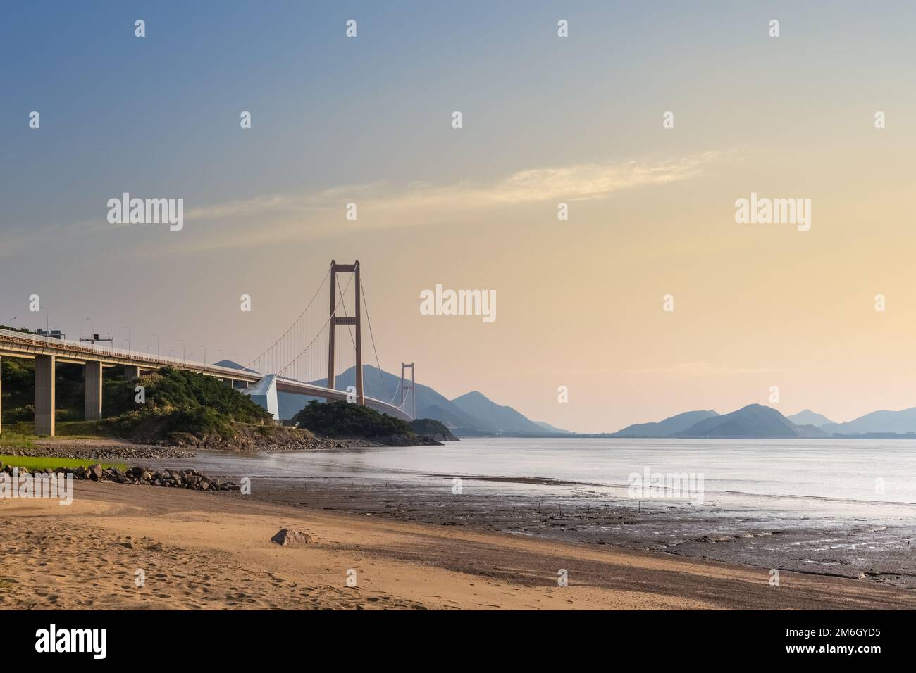 Moderno ponte sospeso al crepuscolo Foto Stock