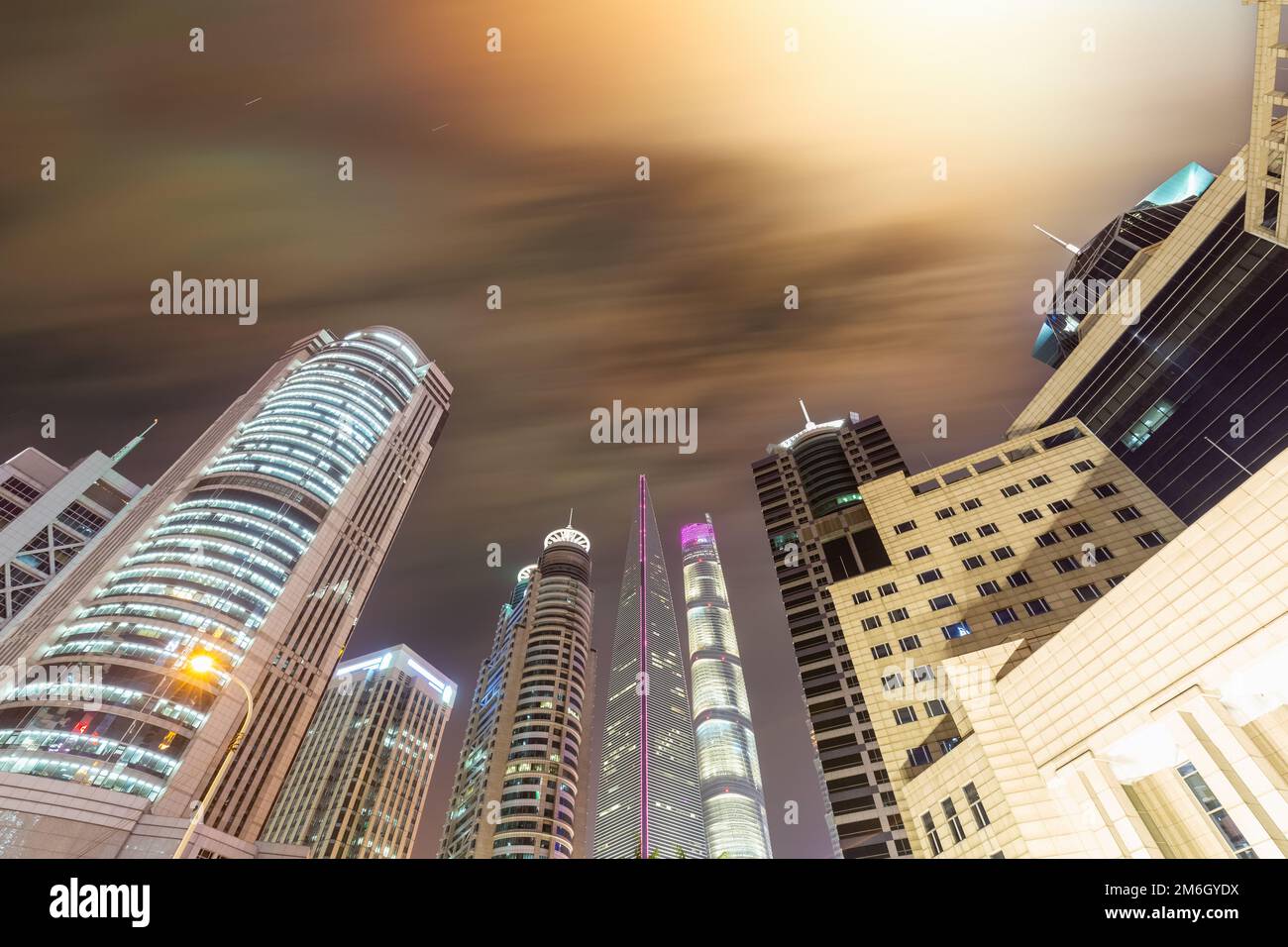 Moderni edifici finanziari a Shanghai in serata Foto Stock