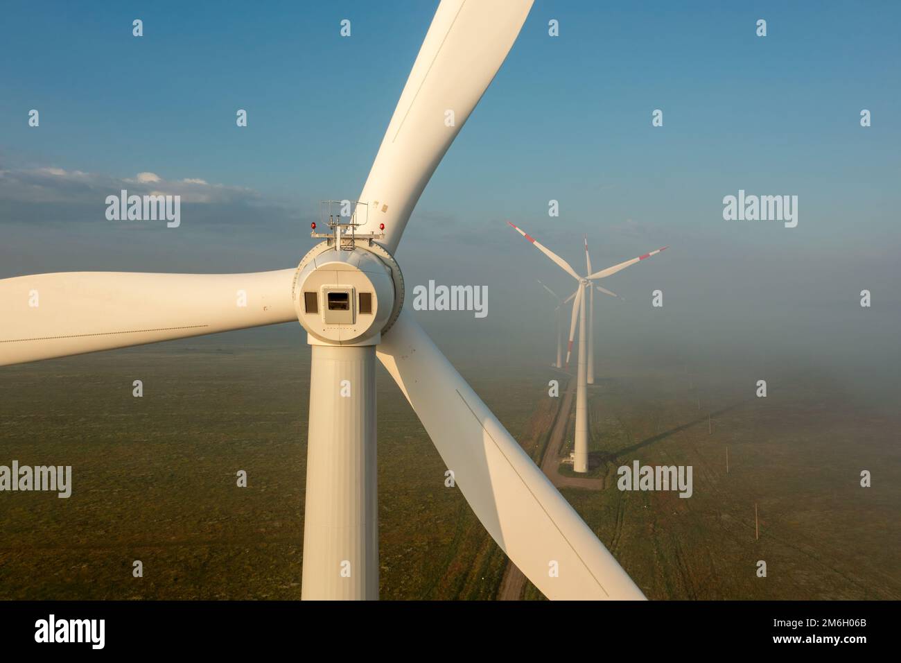 Mulini a vento o turbina eolica alla luce del mattino Foto Stock