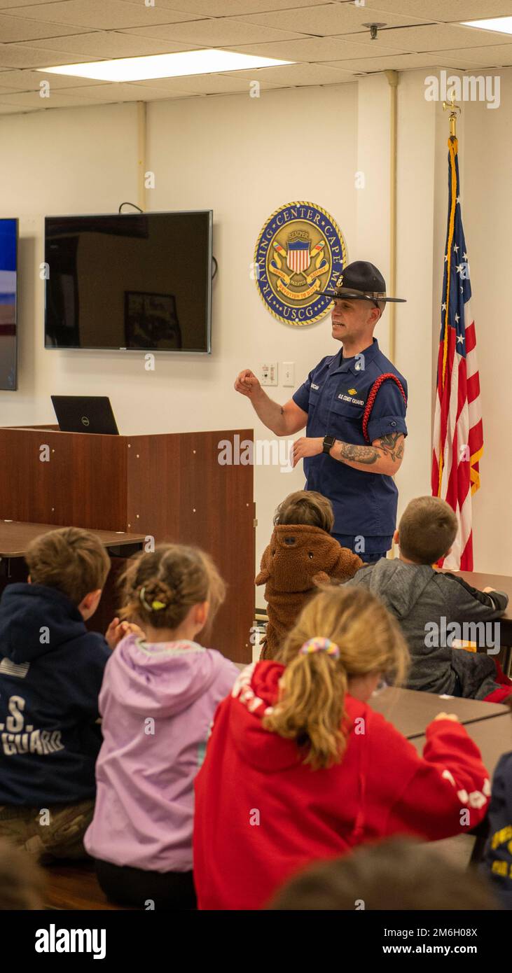 Personale negli Stati Uniti Coast Guard Training Center Cape May, N.J., e le loro famiglie partecipano alla Giornata Nazionale porta le nostre Figlie e i nostri figli al lavoro per conoscere la formazione di reclutamento, le nostre unità locali, e visitare i monumenti di base, 28 aprile 2022. Centro di formazione Cape May sostiene i nostri bambini della Guardia Costiera e ne riconosce la forza, la resilienza e l'adattabilità. Foto Stock