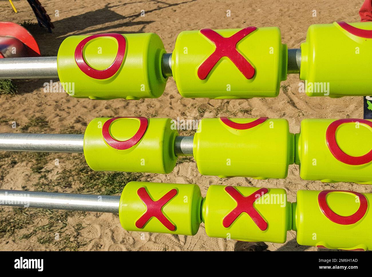 Gioco di logica per bambini educativo TIC-tac-toe, ALL'APERTO NEL PARCO GIOCHI Foto Stock