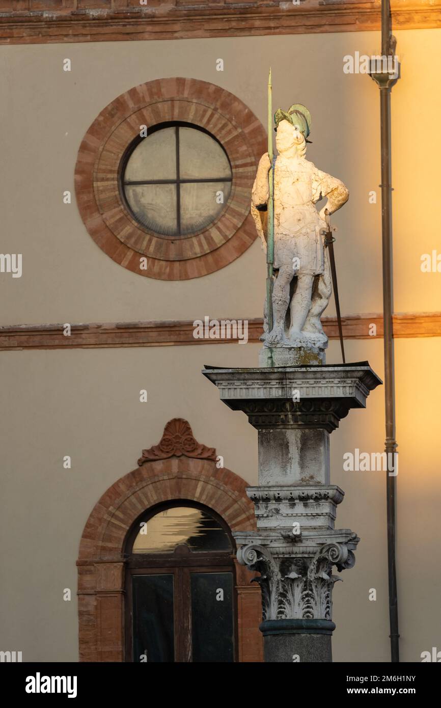 Il sole illumina la statua di San Vitalis, Piazza del Popolo, Ravenna, Italia Foto Stock