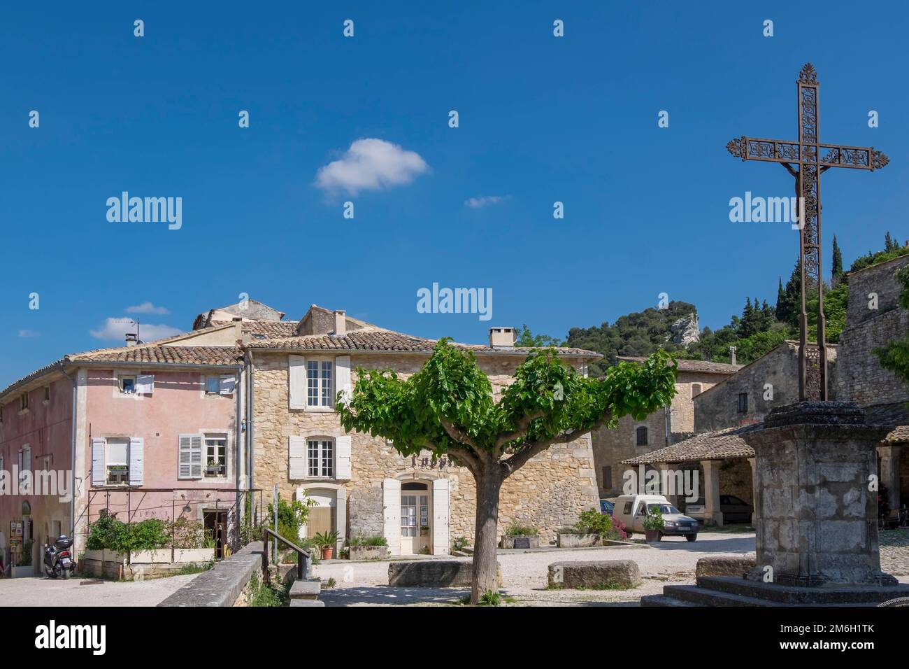 Piazza del villaggio di Oppede-le-Vieux, Oppede-le-Vieux, Vaucluse, Provenza Alpi Costa Azzurra, Francia Foto Stock