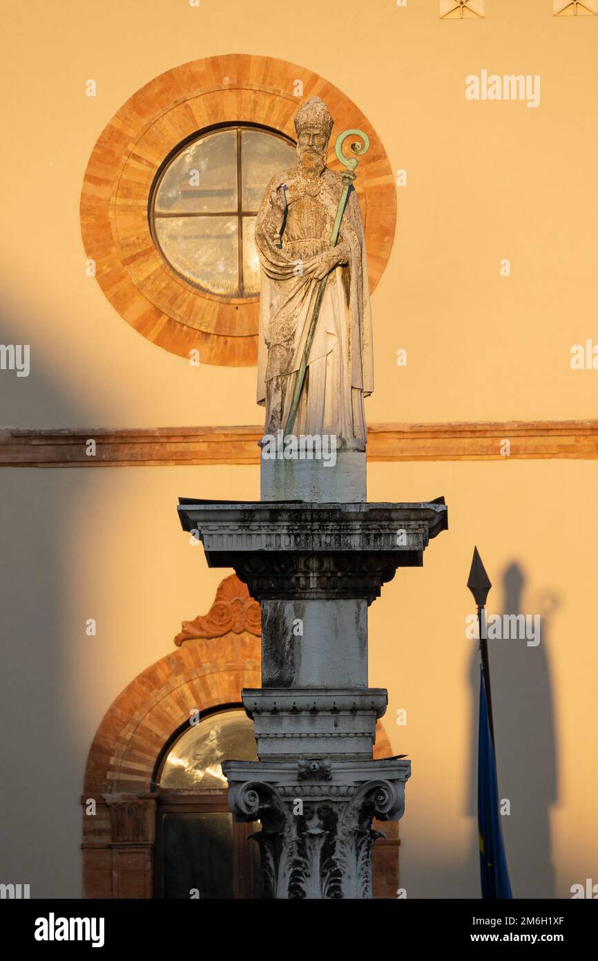 Il sole illumina la statua di Sant'Apollinare, foto verticale da vicino, Piazza del Popolo ,Ravenna,Italia Foto Stock