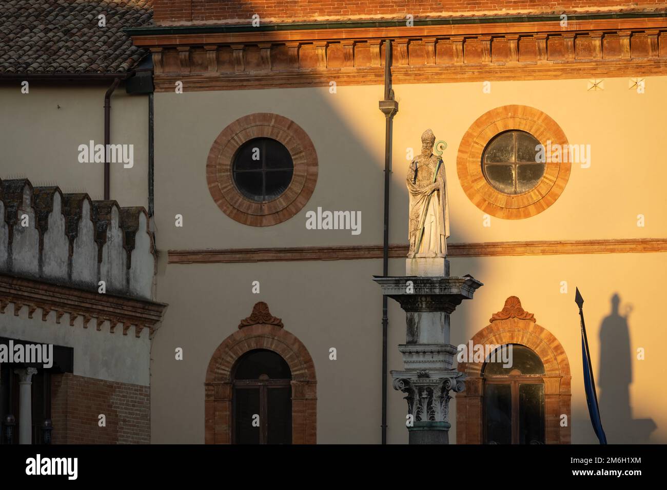 Il sole illumina la statua di Sant'Apollinare , foto orizzontale, Piazza del Popolo ,Ravenna,Italia Foto Stock