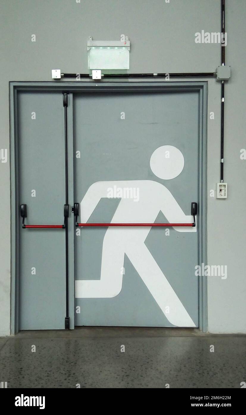 Porta di uscita di emergenza con immagine della persona in movimento Foto  stock - Alamy