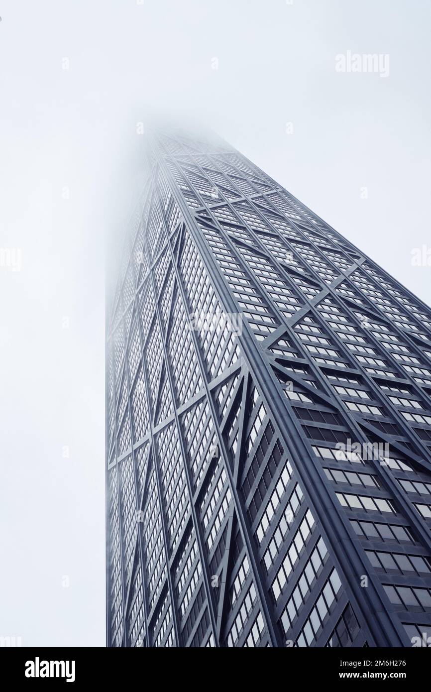Particolare dell'edificio John Hancock visto dal basso, come scompare in bassa nube nebbiosa nebbiosa in inverno in una giornata grigia Foto Stock