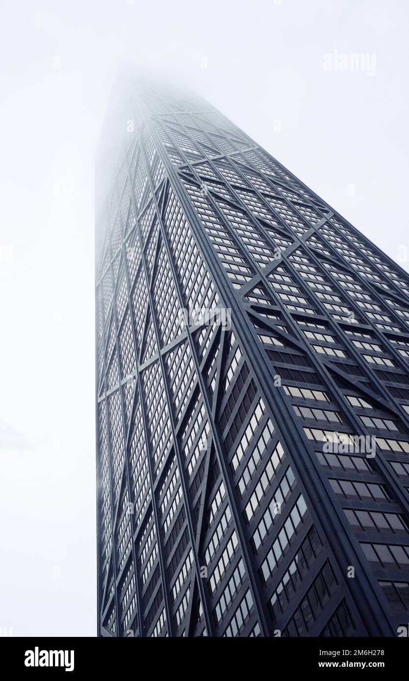 Particolare dell'edificio John Hancock visto dal basso, come scompare in bassa nube nebbiosa nebbiosa in inverno in una giornata grigia Foto Stock