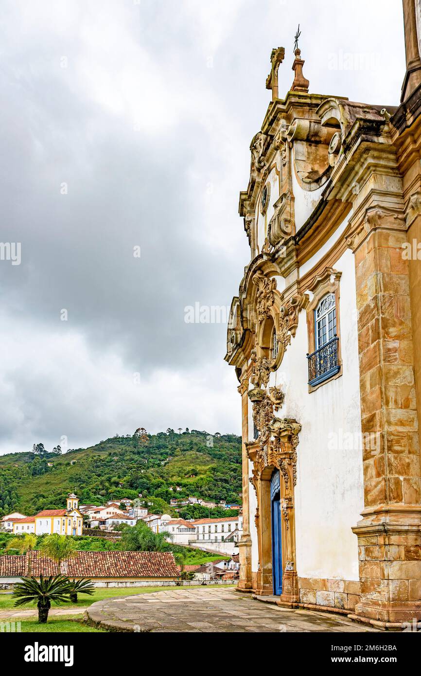 Facciata di una chiesa storica nella città di Ouro Preto, Minas Gerais Foto Stock Facciata di una chiesa storica nella città di Ouro Preto, Minas Gerais Foto Stock