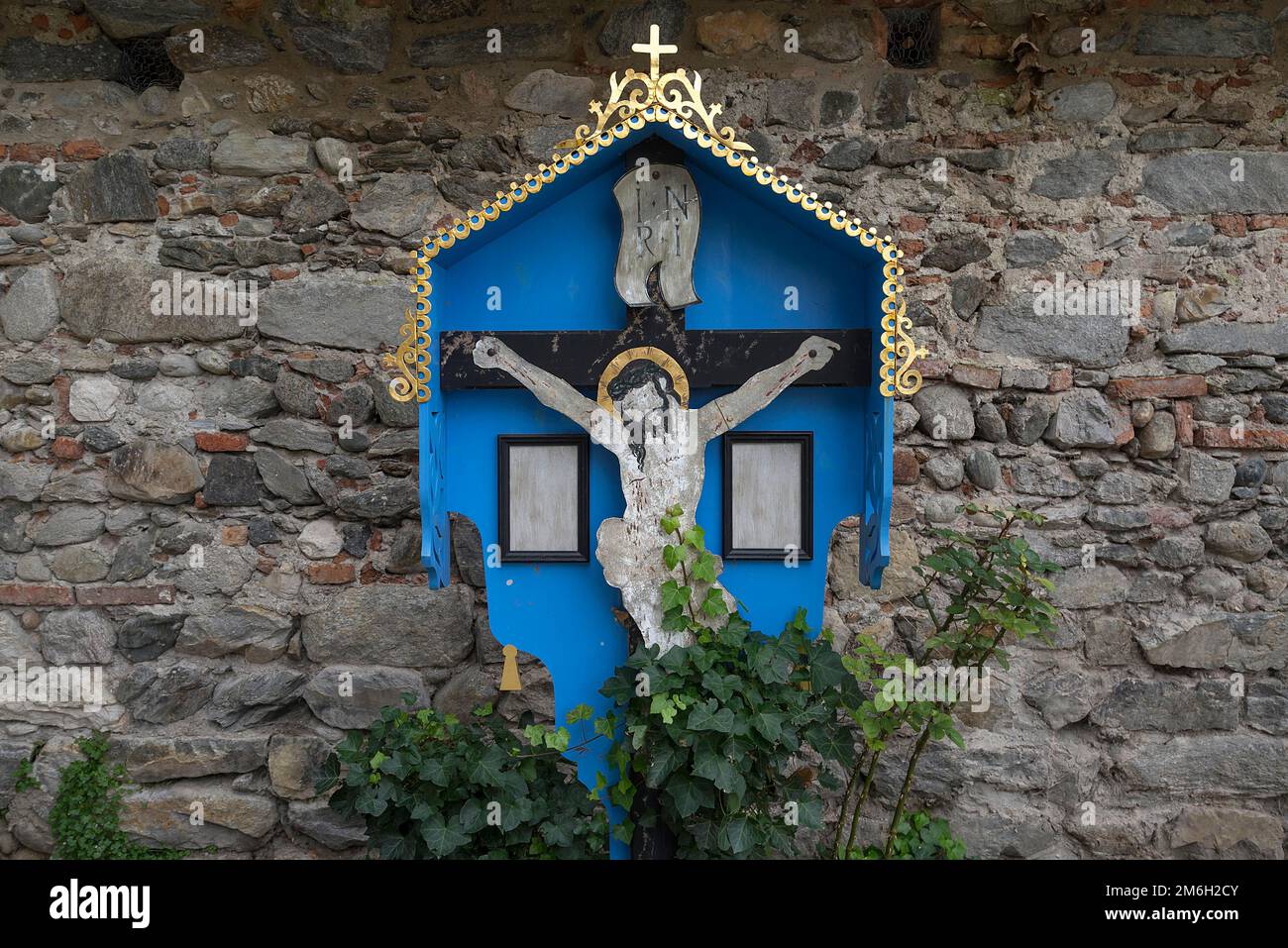 Croce tomba al cimitero della città vecchia in castello ormeggiato Am Inn, Baviera, Germania Foto Stock