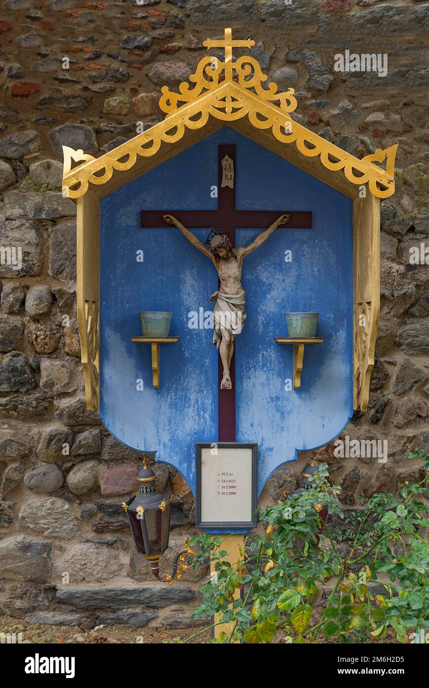 Croce tomba al cimitero della città vecchia in castello ormeggiato Am Inn, Baviera, Germania Foto Stock