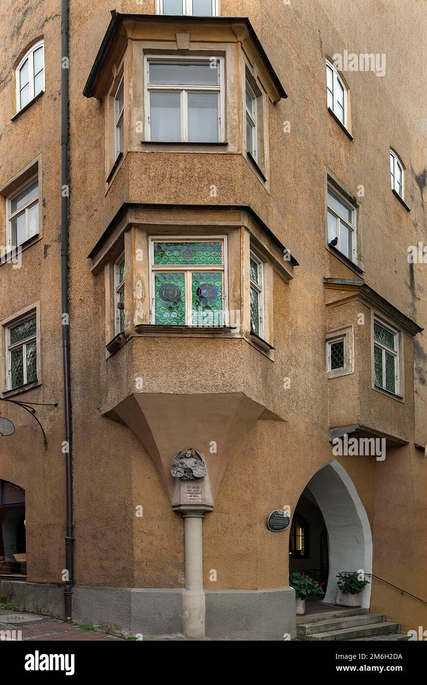Corner Oriel sulla storica New Toll House, 1497, castello ormeggiato Am Inn, Baviera, Germania Foto Stock
