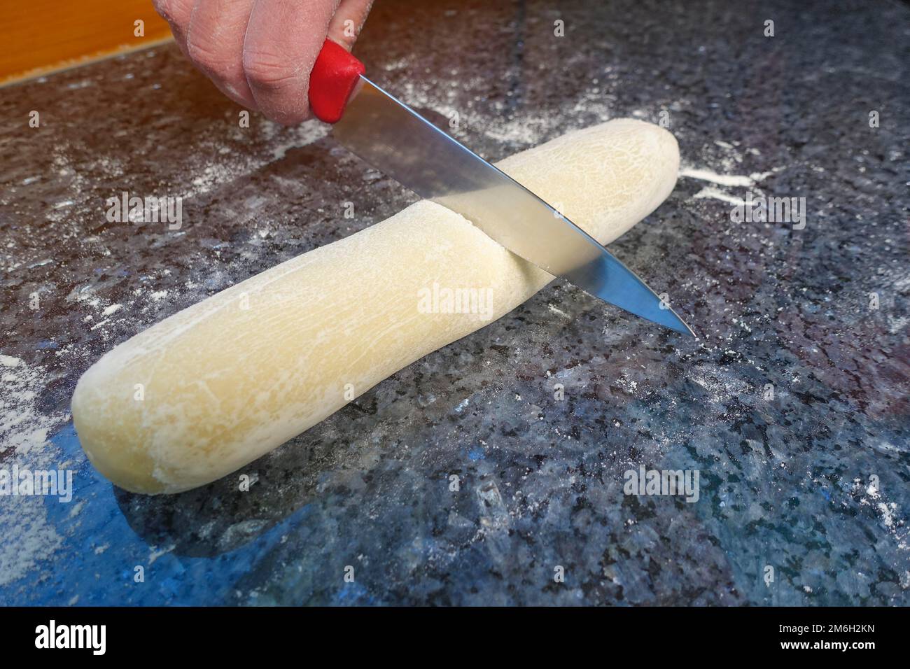 Cucina sveva, preparare hamburger di noodle al vapore, sostanziosi, salati, pasta di lievito, lievito di pasta, taglio di un rotolo, porzionamento, vegetariano, cottura, da Foto Stock